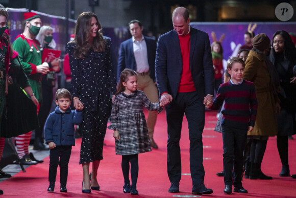 Le prince William et Kate Middleton avec leurs enfants le prince George, la princesse Charlotte et le prince Louis ont assisté à un spectacle donné en l'honneur des personnes qui ont été mobilisées pendant la pandémie au Palladium à Londres, Royaume Uni, le 11 décembre 2020. 