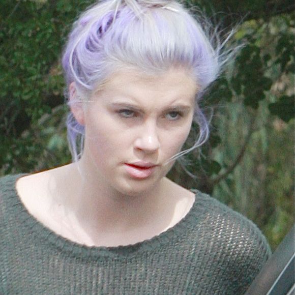 Exclusif - Ireland Baldwin va déjeuner au restaurant avec une amie à Calabasas, le 11 mars 2014. Ireland vient juste de se séparer de son petit-ami Slater Trout. 
