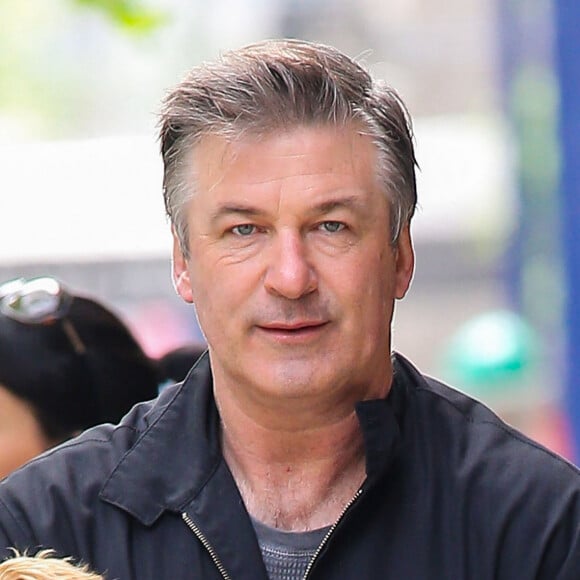 Exclusif - Alec Baldwin sur le tournage de "30 Rock" avec sa femme Hilaria, enceinte, a New York. Sa fille, Ireland, leur a rendu visite. Le 6 mai 2013 