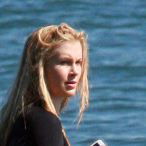 Exclusif - Prix Special Ireland Baldwin, 17 ans, la fille de Kim Basinger et Alec Baldwin, fait du surf a Malibu, le 10 mars 2013.