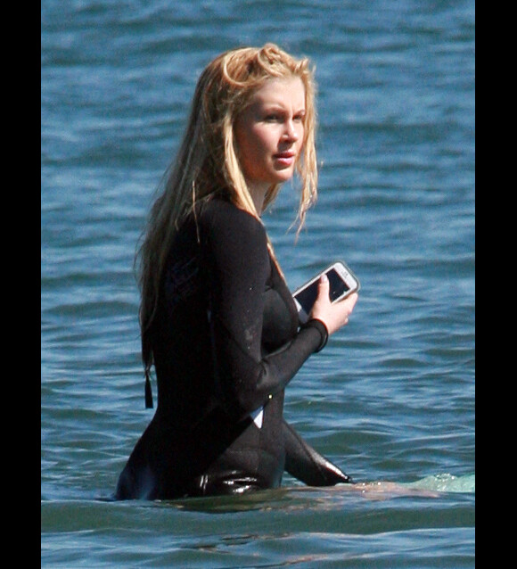 Exclusif - Prix Special Ireland Baldwin, 17 ans, la fille de Kim Basinger et Alec Baldwin, fait du surf a Malibu, le 10 mars 2013.