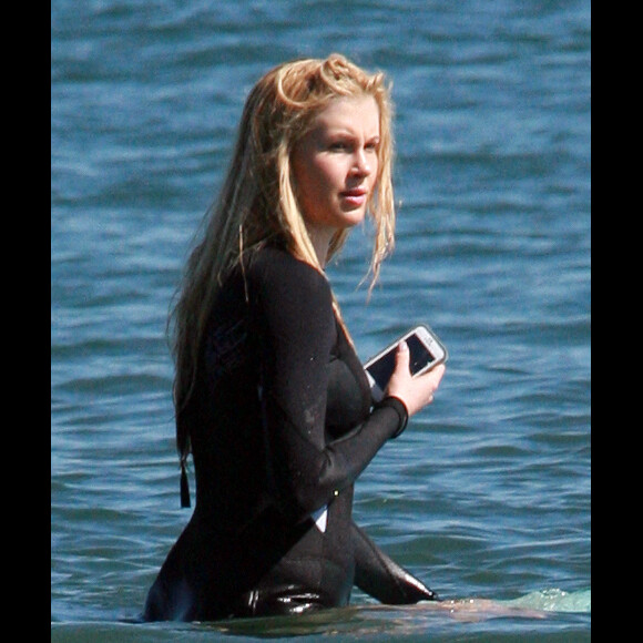 Exclusif - Prix Special Ireland Baldwin, 17 ans, la fille de Kim Basinger et Alec Baldwin, fait du surf a Malibu, le 10 mars 2013.
