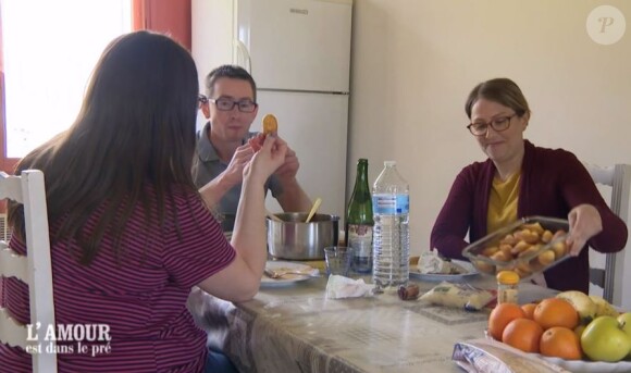 Hervé lors de "L'amour est dans le pré" avec ses prétendantes Vanessa et Stéphanie