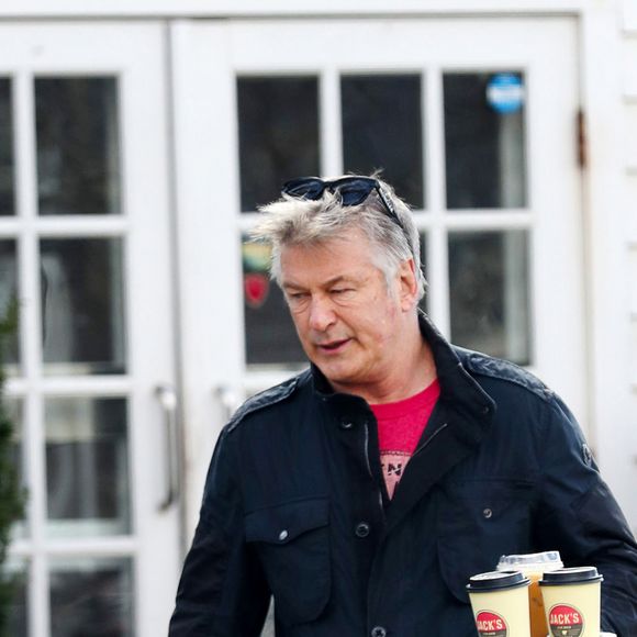 Exclusif - Alec Baldwin se dirige vers Jack's Coffee à East Hampton, New York, le 16 mars 2020. 
