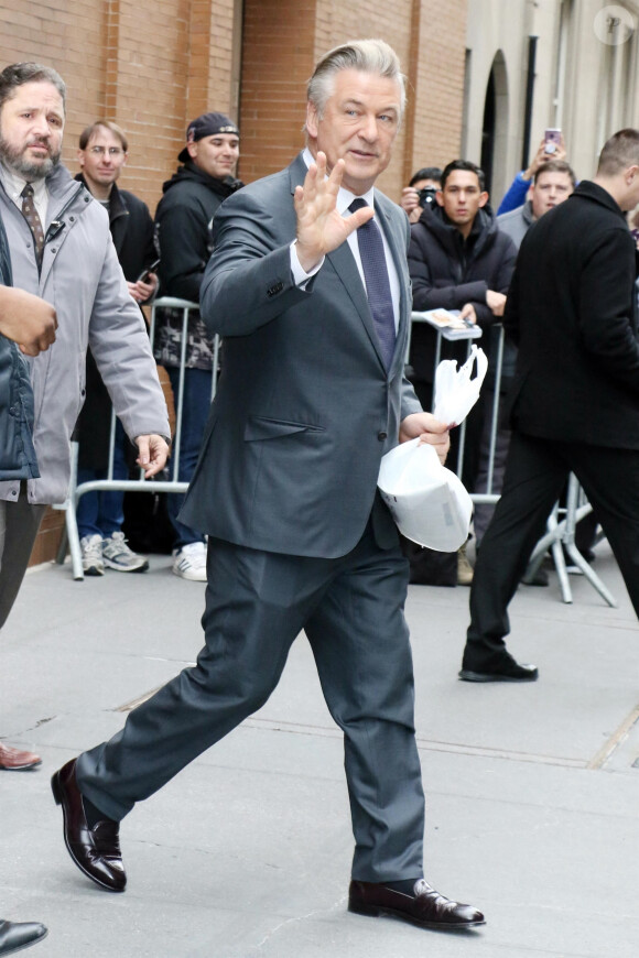Alec Baldwin quitte les studios de l'émission 'The View" à New York, le 5 février 2020. 