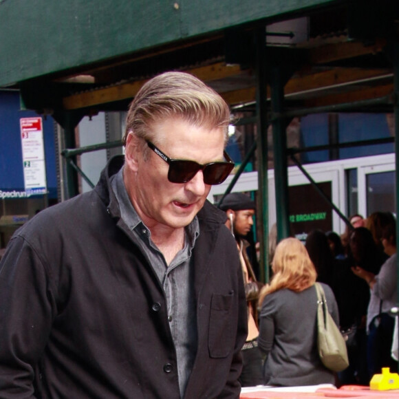 Alec Baldwin se balade dans les rues de New York, le 25 octobre 2019 