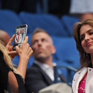 Hilaria Baldwin et son mari Alec Baldwin très proches et amoureux lors du match de tennis S. Williams vs. M. Sharapova au Arthur Ashe Stadium à Flushing Meadows, New York, le 26 août 2019 