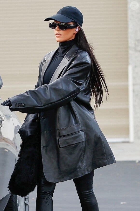 Kim Kardashian quitte un immeuble de bureaux puis monte dans sa Rolls-Royce à Calabasas le 20 octobre 2021. 