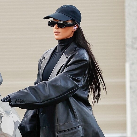 Kim Kardashian quitte un immeuble de bureaux puis monte dans sa Rolls-Royce à Calabasas le 20 octobre 2021. 