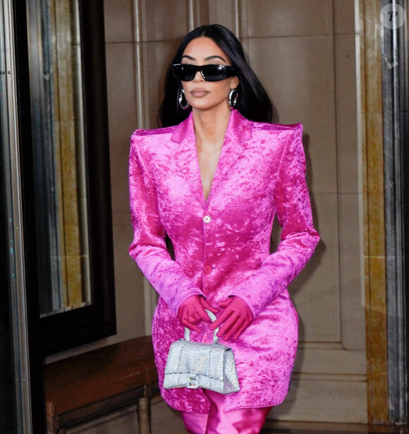 Kim Kardashian, de toute de rose vêtue, quitte son hôtel pour se rendre aux répétitions de l'émission "Saturday Night Live" à New York. Le 7 octobre 2021