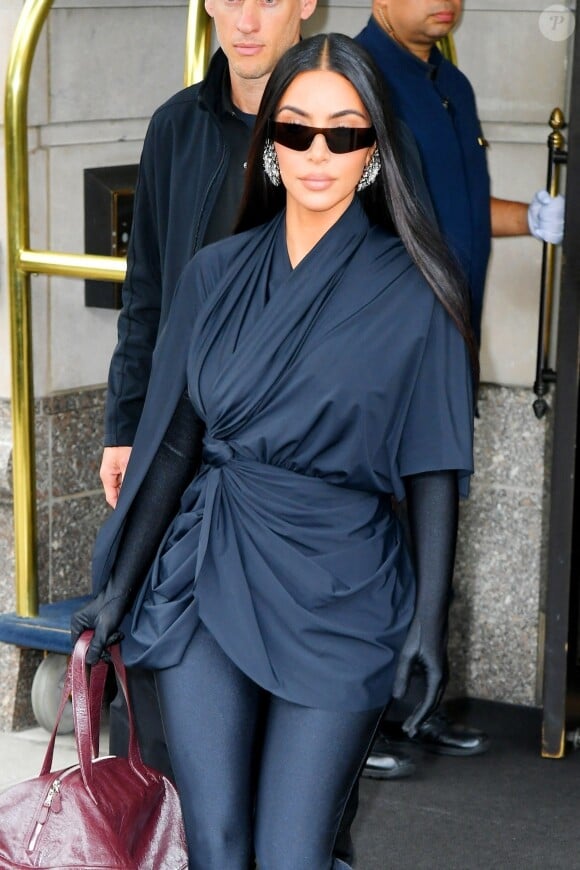 Kim Kardashian sort de l'hôtel Ritz Carlton et se rend aux répétitions de l'émission "Saturday Night Live" (SNL) à New York, le 5 octobre 2021.