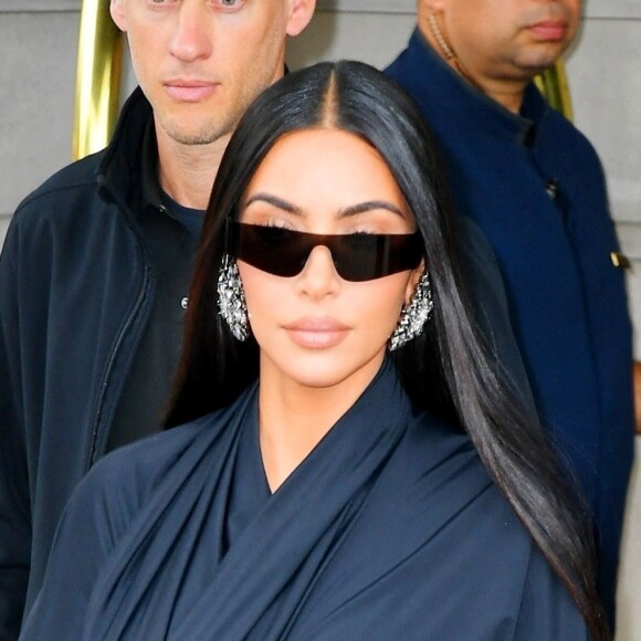 Kim Kardashian sort de l'hôtel Ritz Carlton et se rend aux répétitions de l'émission "Saturday Night Live" (SNL) à New York, le 5 octobre 2021.