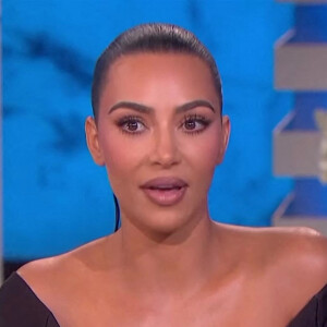 Kim Kardashian sur le plateau de l'émission "The Ellen DeGeneres Show" le 18 septembre 2021. 