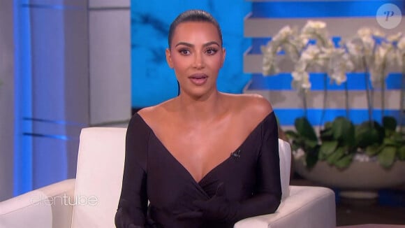 Kim Kardashian sur le plateau de l'émission "The Ellen DeGeneres Show" le 18 septembre 2021. 