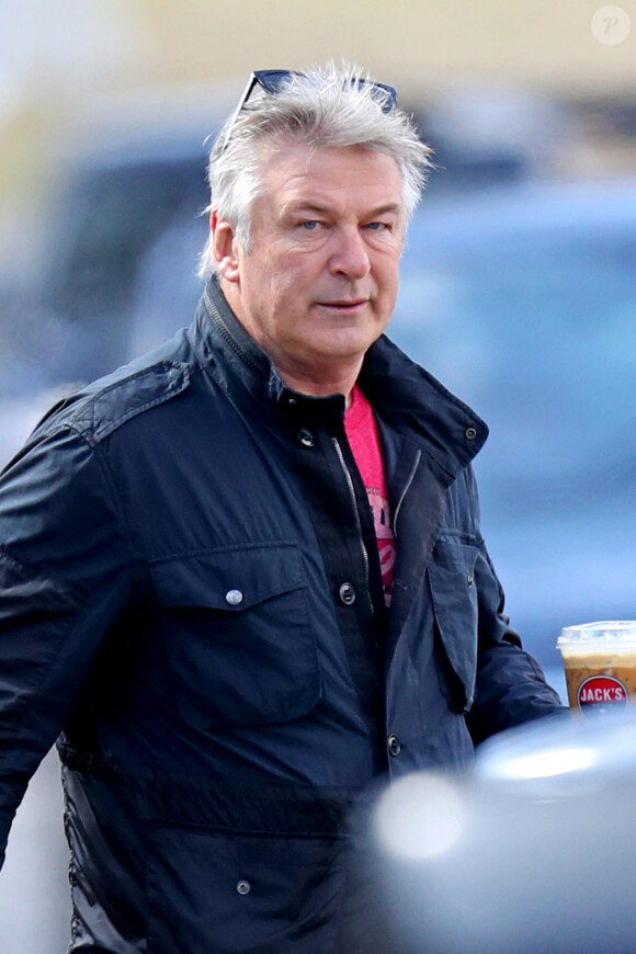 Exclusif - Alec Baldwin se dirige vers Jack's Coffee à East Hampton, New York.