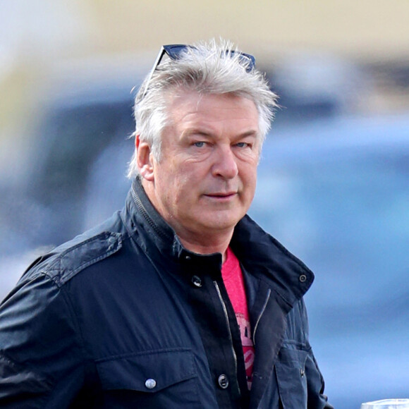 Exclusif - Alec Baldwin se dirige vers Jack's Coffee à East Hampton, New York.