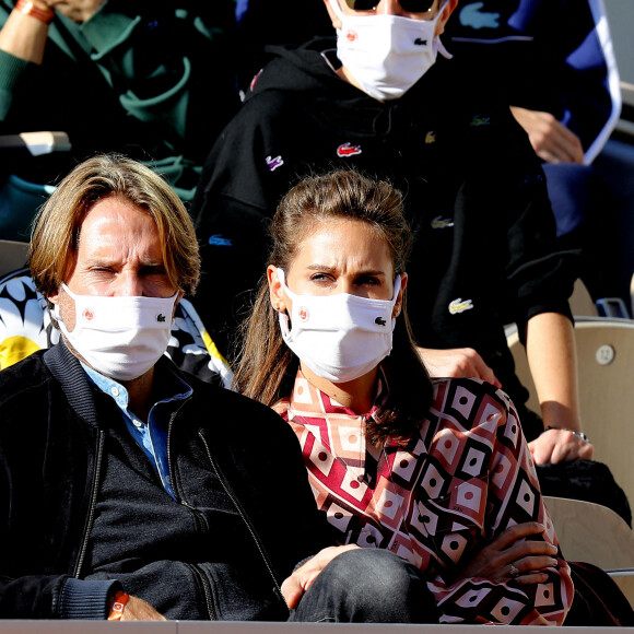 Mathieu Vergne et sa femme Ophélie Meunier dans les tribunes lors des internationaux de tennis Roland Garros à Paris le 9 octobre 2020. © Dominique Jacovides / Bestimage
