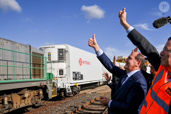 Le Premier ministre Jean Castex en déplacement dans les Pyrénées-Orientales dans le cadre de la relance du train des primeurs Perpignan-Rungis, à Prades et Le Boulou, France, le 22 octobre 2021.