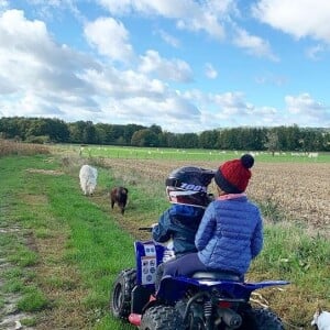 Charlie et Alphonse, les enfants d'Alessandra Sublet et Clément Miserez.