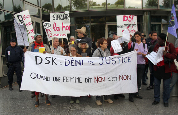 Manifestation de féministes en 2011 devant le siège de TF1 où Dominique Strauss-Kahn va être interviewé pour le journal télévisé de 20h