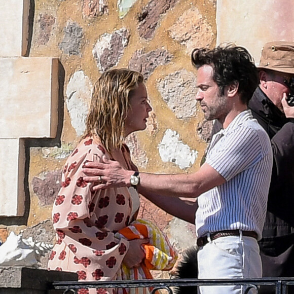 Romain Duris et Virginie Efira - Tournage du film "En attendant Bojangles" au Château de la Napoule à Mandelieu-la-Napoule. Le 26 février 2020.