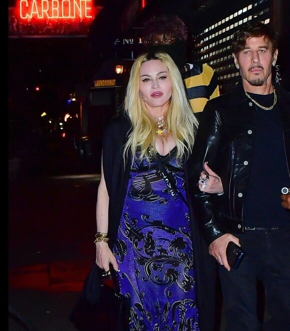 Madonna quitte le restaurant "Carbone" après le dîner à New York, le 14 septembre 2021.