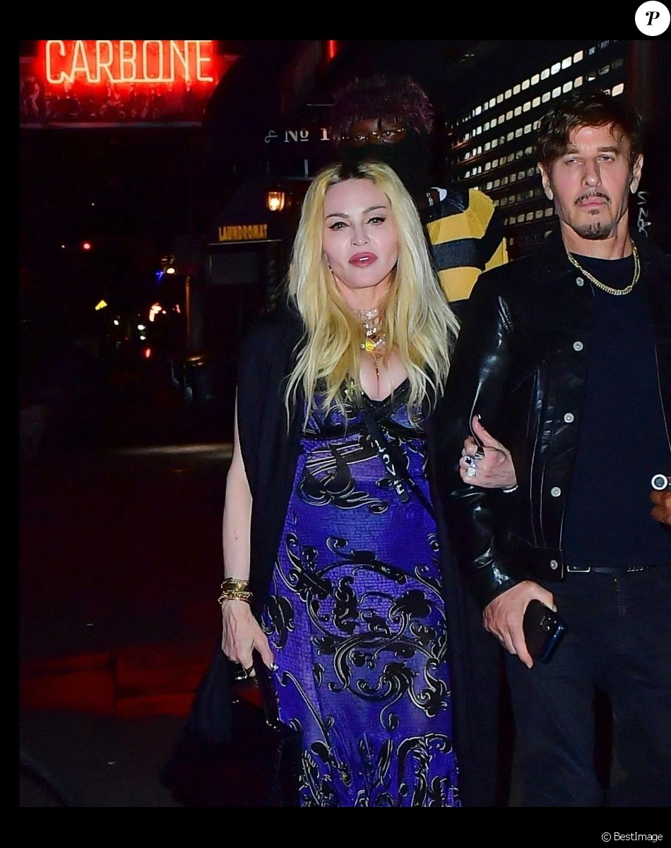 Madonna quitte le restaurant "Carbone" après le dîner à New York, le 14 septembre 2021.