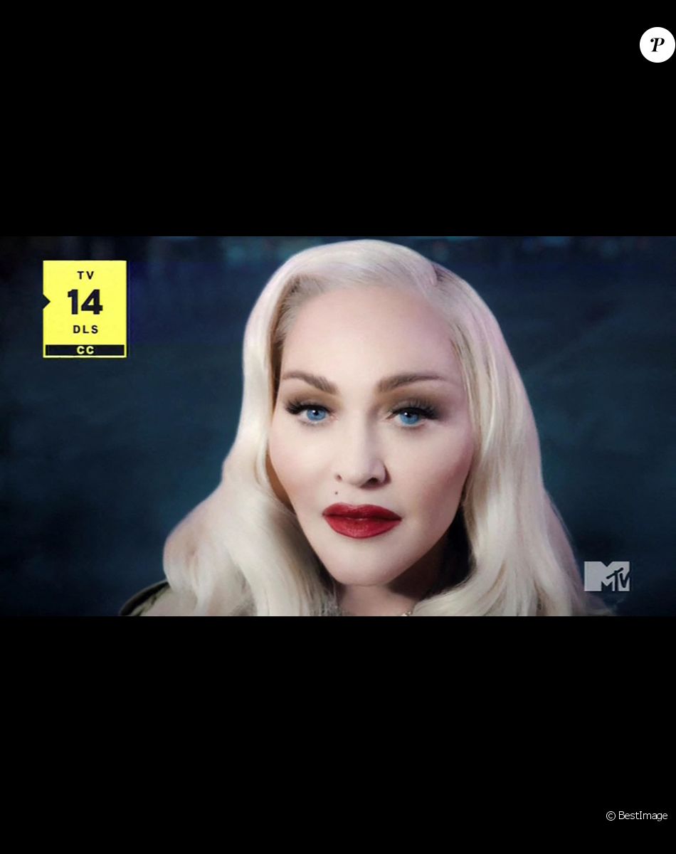 Madonna sur la scène des "Music Video Awards (VMA)" à New York, le 12 septembre 2021.