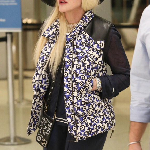 Madonna arrive à l'aéroport de de New York (JFK) après avoir récemment fêté les 90 ans de son père, le 5 juin 2021.