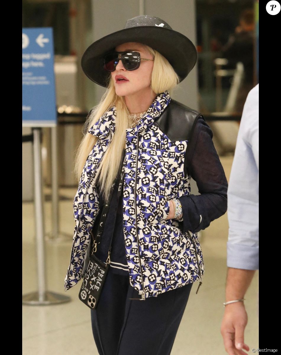 Madonna arrive à l'aéroport de de New York (JFK) après avoir récemment fêté les 90 ans de son père, le 5 juin 2021.