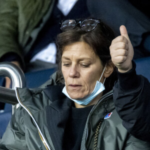 Marina Foïs et son fils Georges - People au match de Ligue 1 Uber Eats Psg (2) - Lille(1) au Parc des Princes à Paris le 29 octobre 2021. © Cyril Moreau/Bestimage 