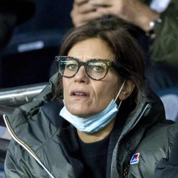 Marina Foïs et son fils Georges - People au match de Ligue 1 Uber Eats Psg (2) - Lille(1) au Parc des Princes à Paris le 29 octobre 2021. © Cyril Moreau/Bestimage 