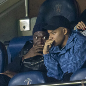 Kylian Mbappé et son père Wilfried Mbappé - People au match de Ligue 1 Uber Eats Psg (2) - Lille(1) au Parc des Princes à Paris le 29 octobre 2021. © Cyril Moreau/Bestimage 