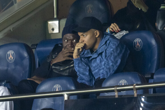 Kylian Mbappé et son père Wilfried Mbappé - People au match de Ligue 1 Uber Eats Psg (2) - Lille(1) au Parc des Princes à Paris le 29 octobre 2021. © Cyril Moreau/Bestimage 