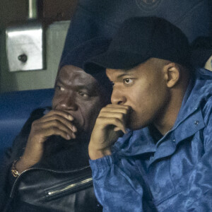 Kylian Mbappé et son père Wilfried Mbappé - People au match de Ligue 1 Uber Eats Psg (2) - Lille(1) au Parc des Princes à Paris le 29 octobre 2021. © Cyril Moreau/Bestimage