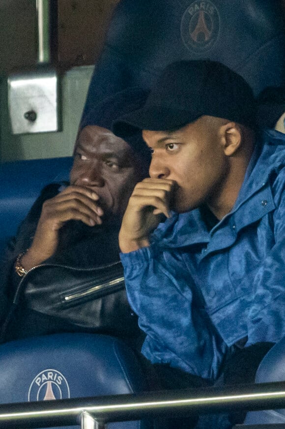 Kylian Mbappé et son père Wilfried Mbappé - People au match de Ligue 1 Uber Eats Psg (2) - Lille(1) au Parc des Princes à Paris le 29 octobre 2021. © Cyril Moreau/Bestimage