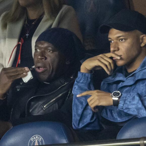 Kylian Mbappé et son père Wilfried Mbappé - People au match de Ligue 1 Uber Eats Psg (2) - Lille(1) au Parc des Princes à Paris le 29 octobre 2021. © Cyril Moreau/Bestimage 