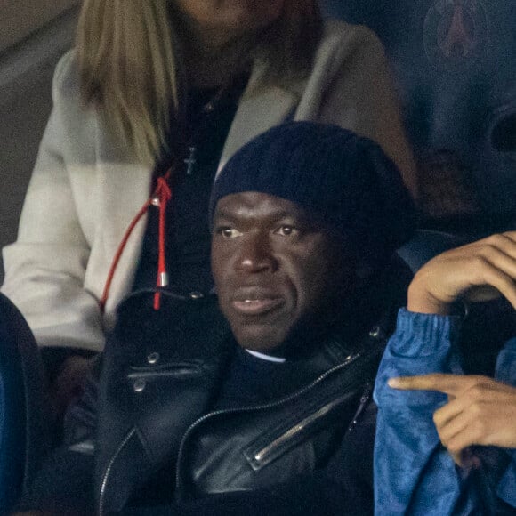 Kylian Mbappé et son père Wilfried Mbappé - People au match de Ligue 1 Uber Eats Psg (2) - Lille(1) au Parc des Princes à Paris le 29 octobre 2021. © Cyril Moreau/Bestimage 