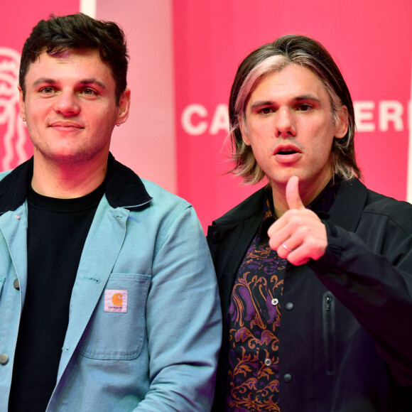 Clément Cotentin et son frère Orelsan durant la troisième soirée du 4eme Canneseries au Palais des Festivals à Cannes, le 10 octobre 2021. © Bruno Bebert/Bestimage 