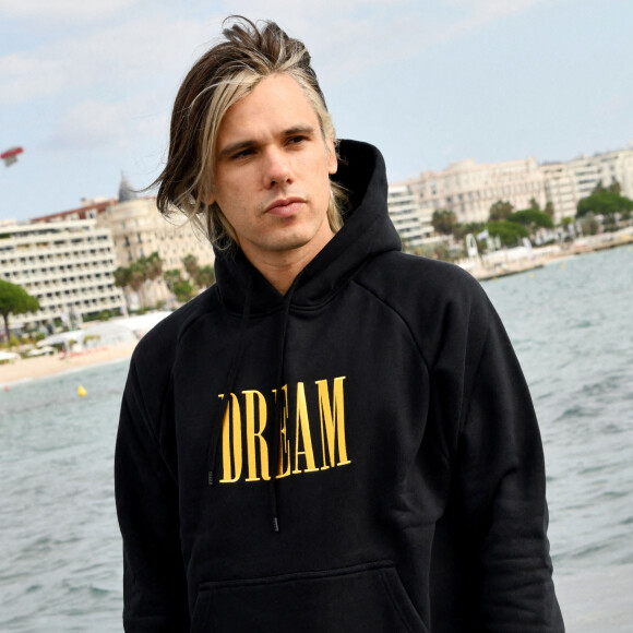 Orelsan durant un Photocall pour la série "Montre jamais ça à personne", lors du 4ème Canneseries sur le ponton de la plage du Majestic à Cannes. © Bruno Bebert/Bestimage