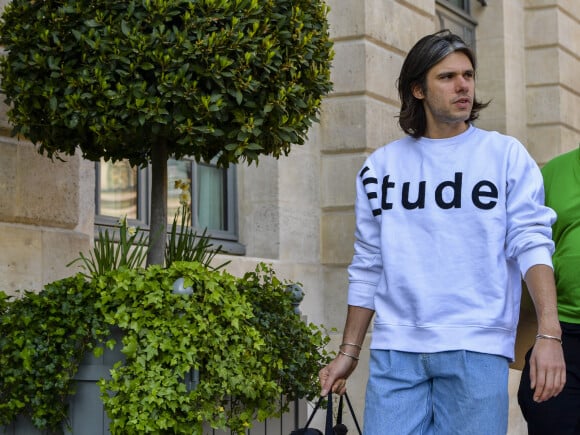 Orelsan porte un sweatshirt blanc avec le logo de la marque Etudes, il arrive au Ritz, Paris, le 11 avril 2019. 