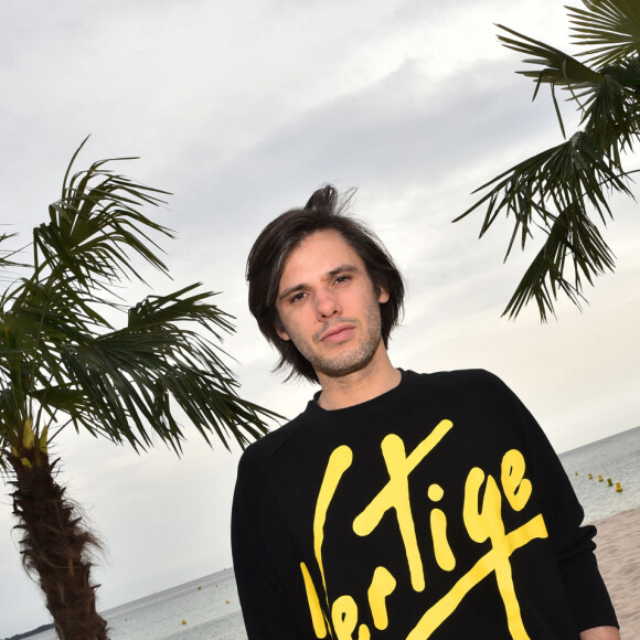 Orelsan durant un photocall sur la plage du Gray d'Albion à Cannes le 7 avril 2018 pour la 1ère édition du festival Canneseries. © Bruno Bebert / Bestimage 
