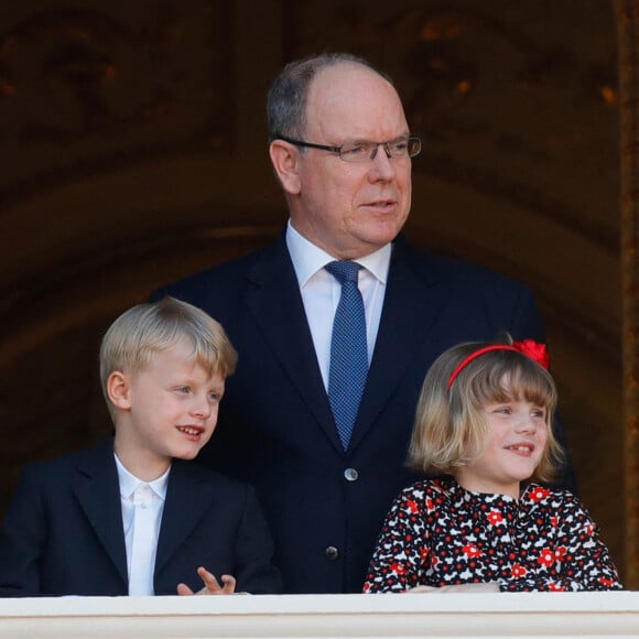 Le prince Albert II de Monaco et ses enfants le prince héréditaire Jacques et la princesse Gabriella - Le prince Albert II de Monaco et ses enfants assistent depuis le balcon du palais à la célébration de la Fête Dieu à Monaco. © Claudia Albuquerque / Bestimage