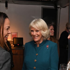 Camilla Parker Bowles, duchesse de Cornouailles lors de la réception à la distillerie Clydeside à Glasgow pour les gagnants et finalistes du premier prix Earthshot en marge de la COP26 le 1er novembre 2021.  The Duchess of Cornwall speaks with guests at the Clydeside Distillery, Glasgow, at a reception for the key members of the Sustainable Markets Initiative and the Winners and Finalists of the first Earthshot Prize Awards as the COP26 UN Climate Change Conference takes place in Glasgow. Picture date: Monday November 1, 2021. 