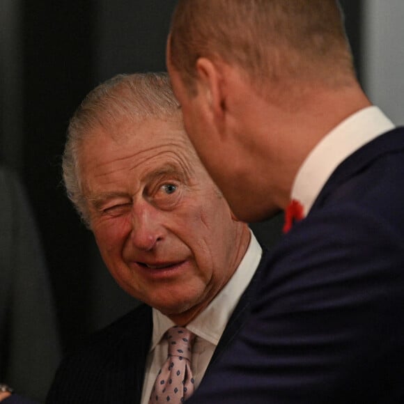 Le prince Charles, prince de Galles et le prince William, duc de Cambridge lors de la réception à la distillerie Clydeside à Glasgow pour les gagnants et finalistes du premier prix Earthshot en marge de la COP26 le 1er novembre 2021.  The Prince of Wales reacts as he speaks with The Duke of Cambridge (right) at the Clydeside Distillery, Glasgow, at a reception for the key members of the Sustainable Markets Initiative and the Winners and Finalists of the first Earthshot Prize Awards as the COP26 UN Climate Change Conference takes place in Glasgow. Picture date: Monday November 1, 2021. 