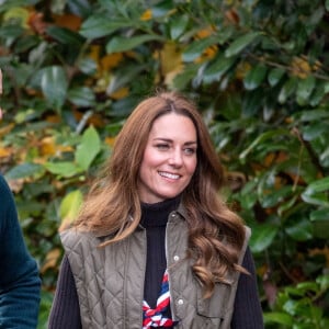 Catherine "Kate" Middleton, duchesse de Cambridge lors d'une visite aux scouts pour leur campagne, à Alexandra Park (Glasgow, Ecosse). Elle se trouve au côté de son époux le prince William. 1er novembre 2021