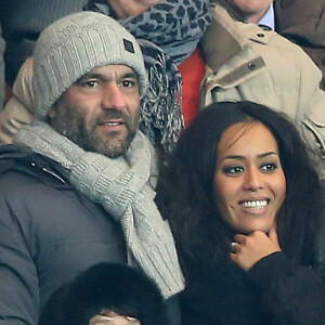 Exclusif - Amel Bent et son compagnon Patrick Antonelli assistent au match de Ligue des Champions PSG - Olympiakos Le Pirée au Parc des Princes à Paris le 27 novembre 2013.