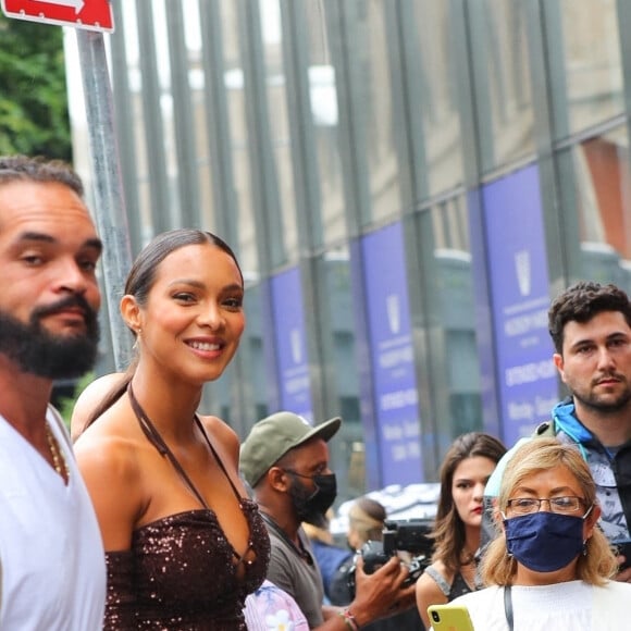 Lais Ribeiro et son compagnon Joakim Noah arrivent à la soirée Revolve en marge de la fashion week à New York le 9 septembre 2021.