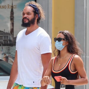 Exclusif - Joakim Noah et sa fiancée Lais Ribeiro se baladent à Miami, Floride, Etats-Unis, le 19 avril 2021.