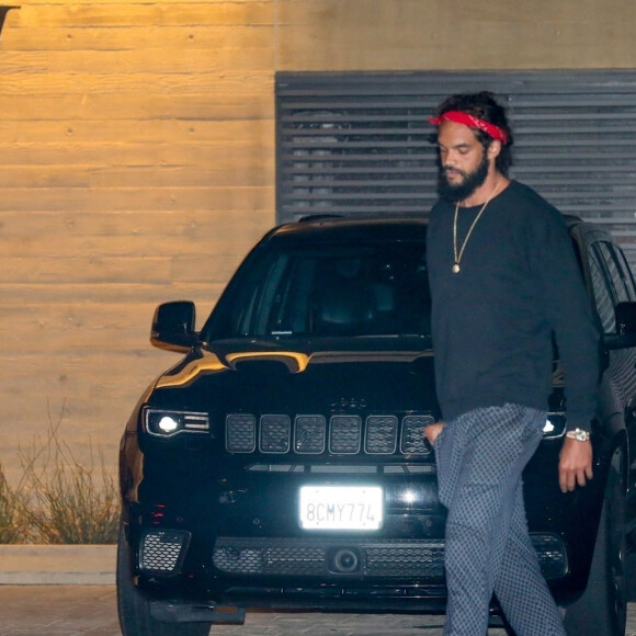 Lais Ribeiro avec son fils Alexandre, Joakim Noah et des amis à la sortie du restaurant Nobu à Los Angeles, le 12 juin 2020.